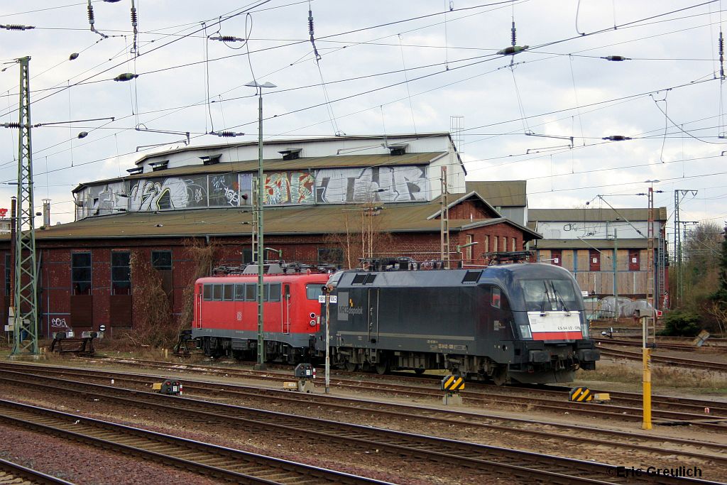 ES64U2-026 und 110 200 am ehemaligen Ostschuppen von Hannover. Fr�her waren dort zahlreiche Loks der BR218 f�r die Heidebahn und f�r die Harzburger Strecke stationiert. Die Aufnahme enstand am 4.4.10.