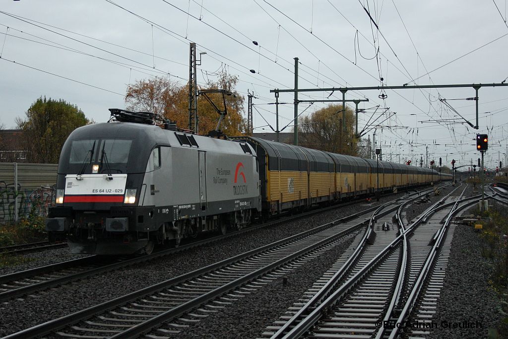 ES64U2-029 mit einem Autozug am 5.11.2010 in H-Linden/Fischerhof.