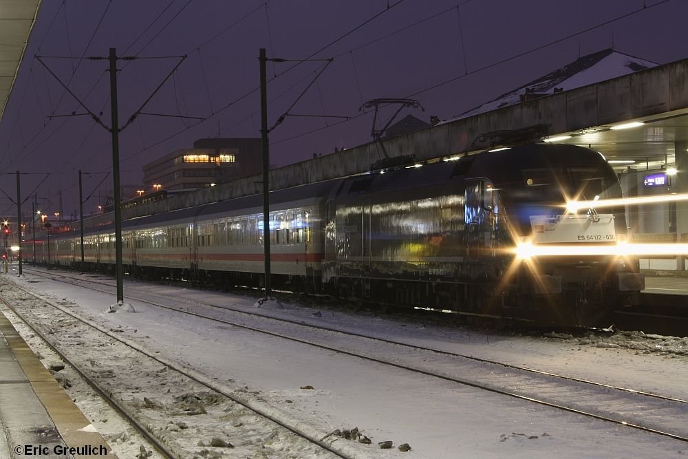 ES64U2-030 mit etwas action, beim verlassen des Hauptbahnhofes von Hannover.