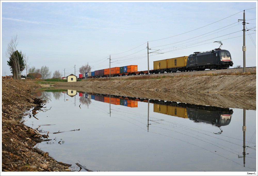ES64U2-032 mit dem TEC43945; Hier nahe Moosbierbaum, April 2011