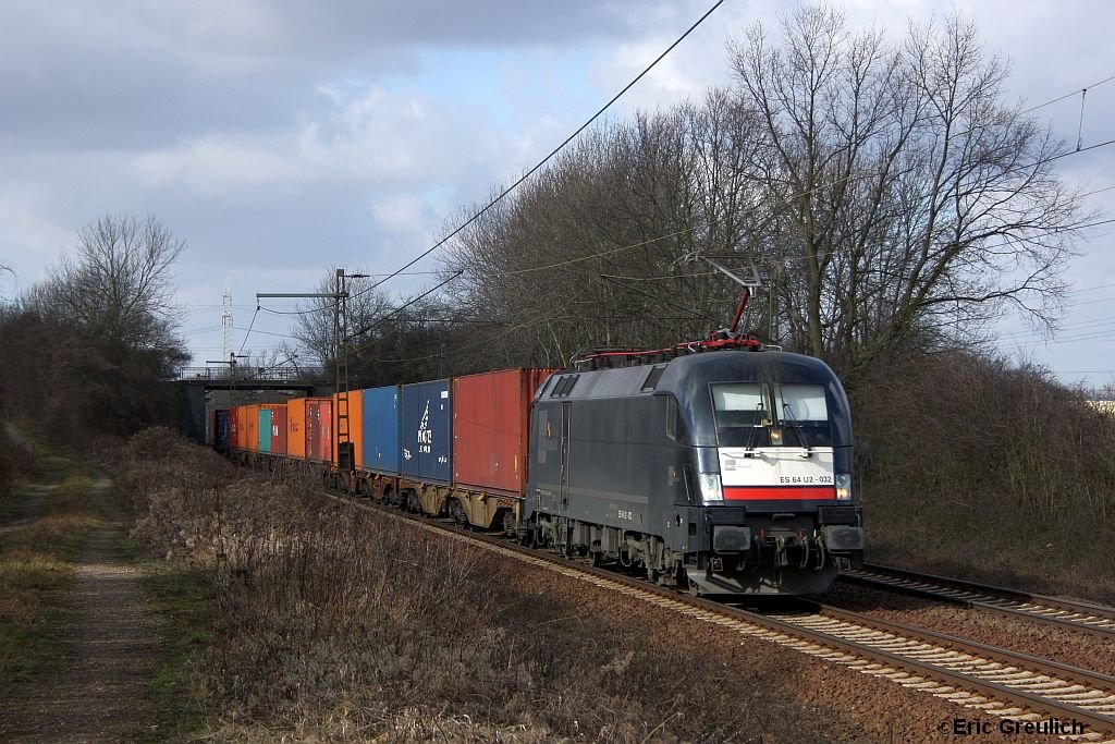 ES64U2-032 mit einem Containerzug am 2.3.10 in Ahlten