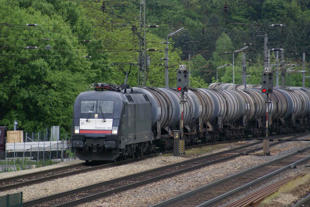 ES64U2-032 rollt mit einem Kesselwagenganzzug auf dem Bahnsteigsgleis durch Tullnerbach-Pressbaum durch. 15.5.2010