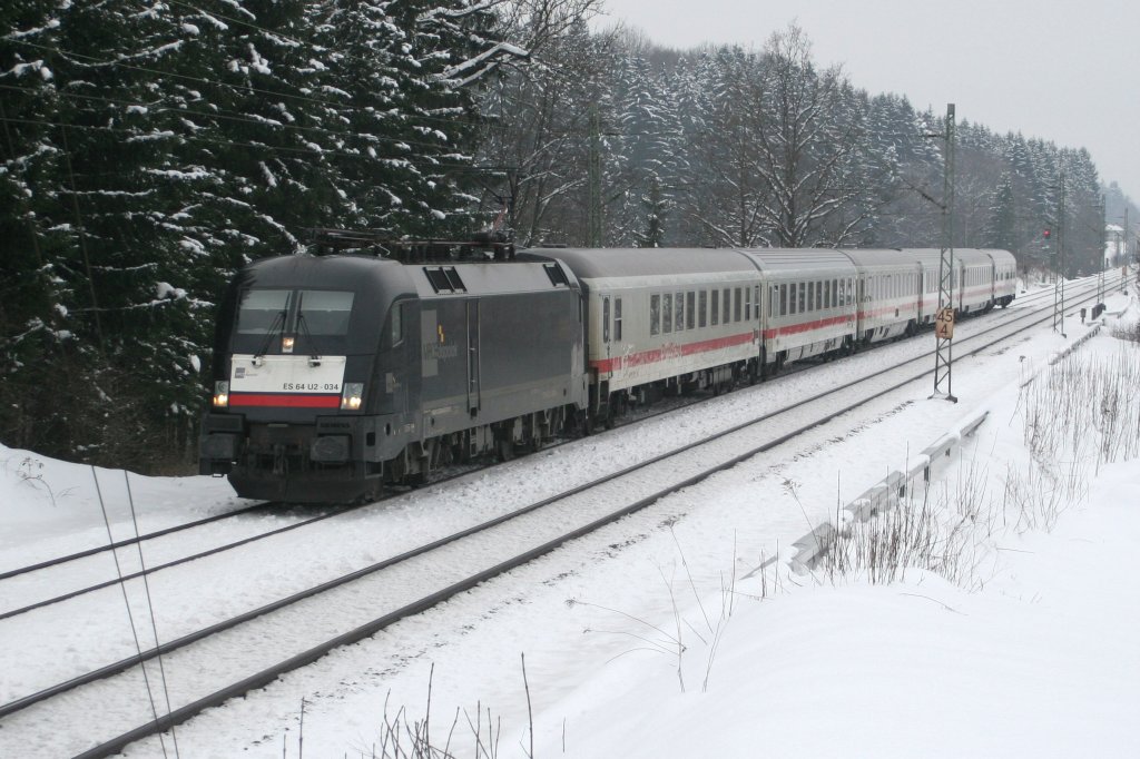 ES64U2-034  IC 2083 (Hamburg-Altona - Berchtesgaden) bei Bergen/Obb Richtung Salzburg am 28.01.2011