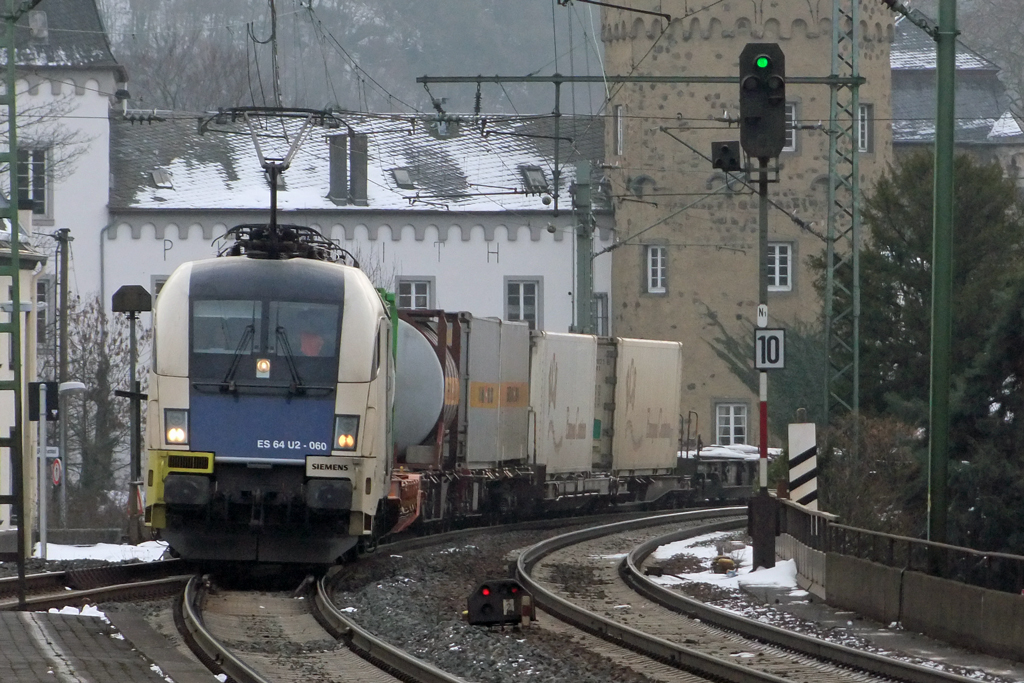 ES64U2-060 bei der Durchfahrt in Linz am Rhein 5.1.2011