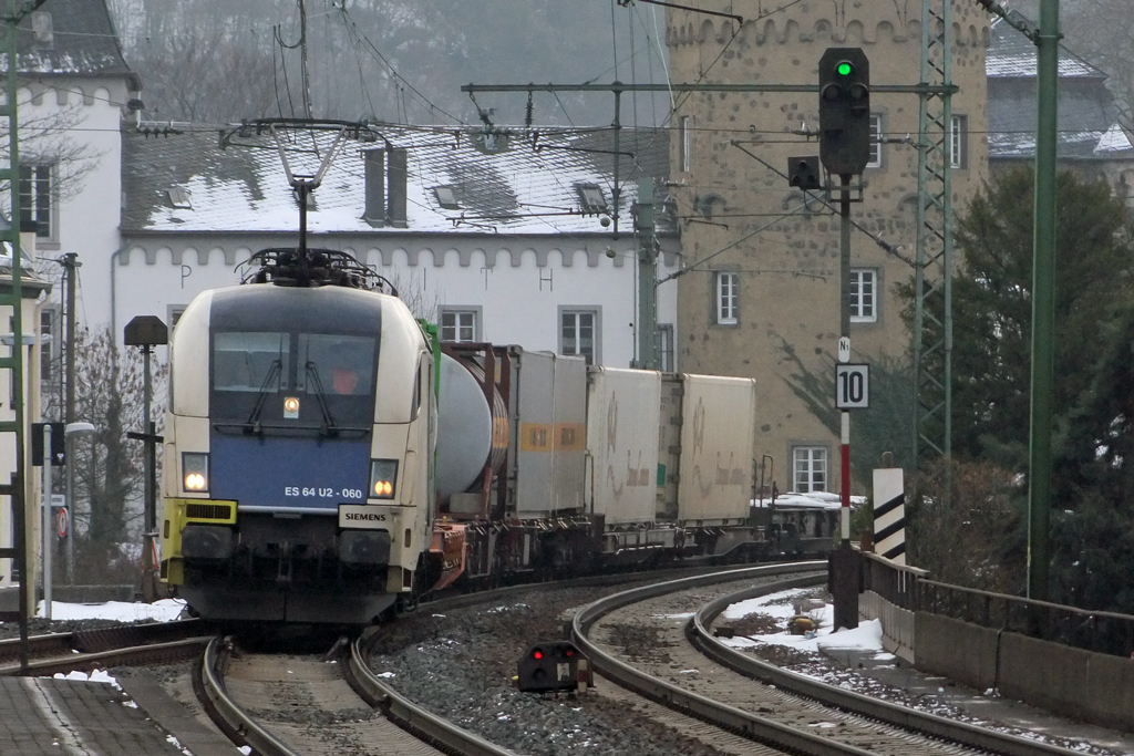 ES64U2-060 bei der Durchfahrt in Linz am Rhein 5.1.2011