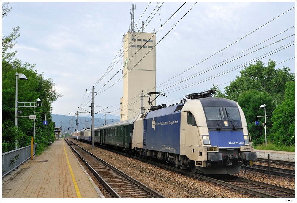ES64U2-060 mit dem Sonderzug D19620 von Wien/Gersthof nach Passau; Hier in Bheimkirchen, 13.6.2010.