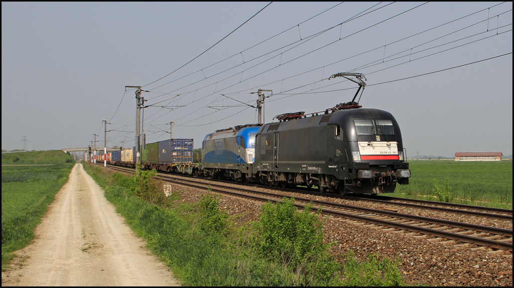 ES64U2-061 und 1216.921 (kalt) bespannten am 01.05.13 den LTE STEC 41143 (Pag-Ef-Sor) und waren um 15:00 bei Wampersdorf zu sehen.
