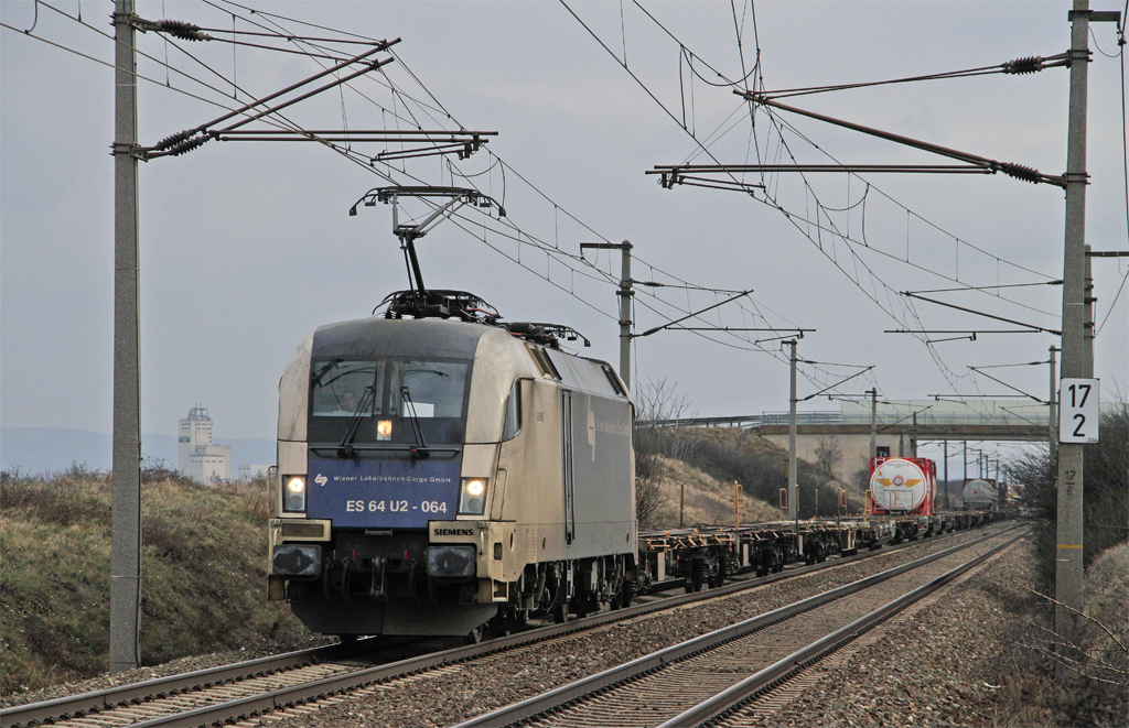 ES64U2-064 war am 09.02.2013 mit einem Containerzug kurz nach Gramatneusiedl zu sehen.