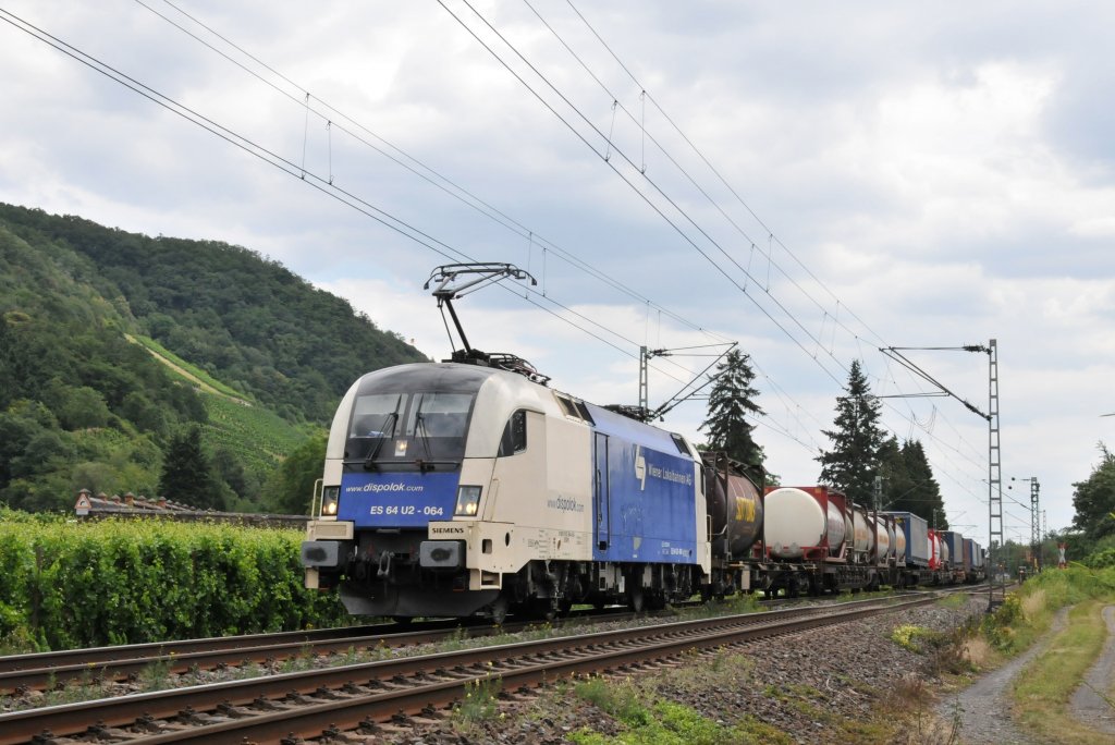 ES64U2-064 der Wiener Lokalbahnen mit einem gemischten Gterzug bei Leutesdorf in Richtung Norden. Aufgenommen am 16/07/2011.
