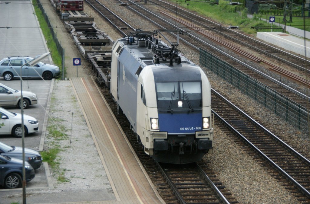 ES64U2-066 der WLB zieht ihren schwach ausgelasteten Containerzug gerade durch den Bahnhof Tullnerbach-Pressbaum und wird in krze weiter nach Wien fahren. 15.5.2010