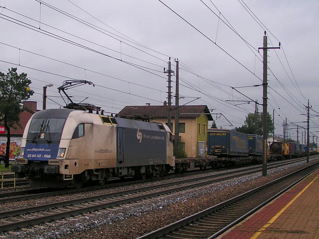 ES64U2-068 ist am trben Sptsommertag mit einem Container-Tragwagenzug bei Marchtrenk Richtung Wels unterwegs;110920