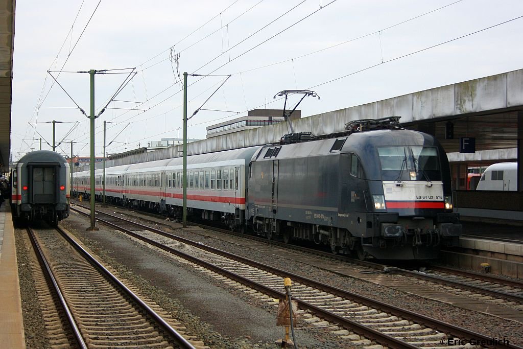 ES64U2-074 mit einem IC nach Hamburg am 12.3.10 in Hannover HBF.