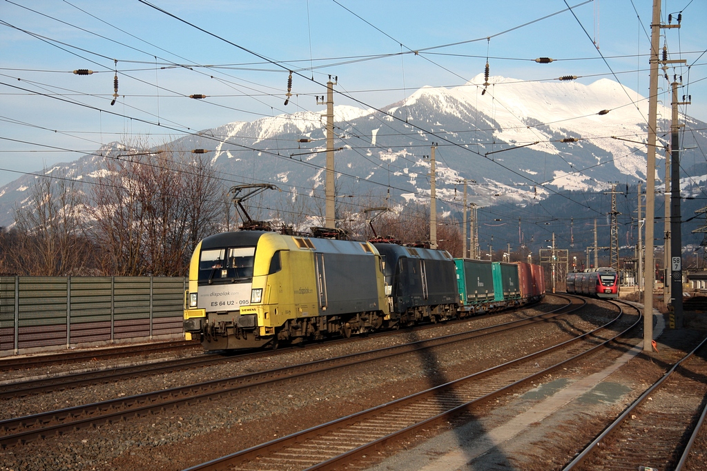ES64U2-095 + ES64U2-099 durchfahren am 17.03.2010 den Bf Fritzens-Wattens in Tirol.