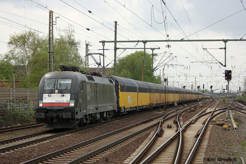 ES64U2-098 mit einem Autozug am 27.4.10 in H-Linden/Fischerhof.