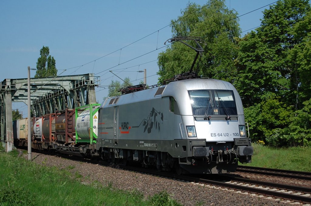 ES64U2-100 Hupac Am 21.05.2010 nach �berquerung des Mittellandkanals bei Peine