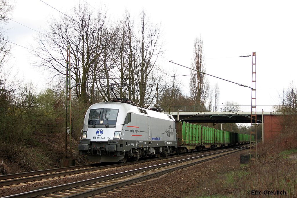 ES64U2-101 mit einem Holzzug am 1.4.10 in Limmer.