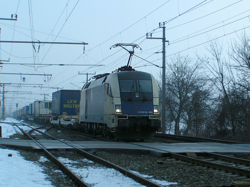 ES64U2-60 ist bei Nebelwetter mit einem  Huckepackzug  bei Bruck/L Richtung Wien unterwegs;100204