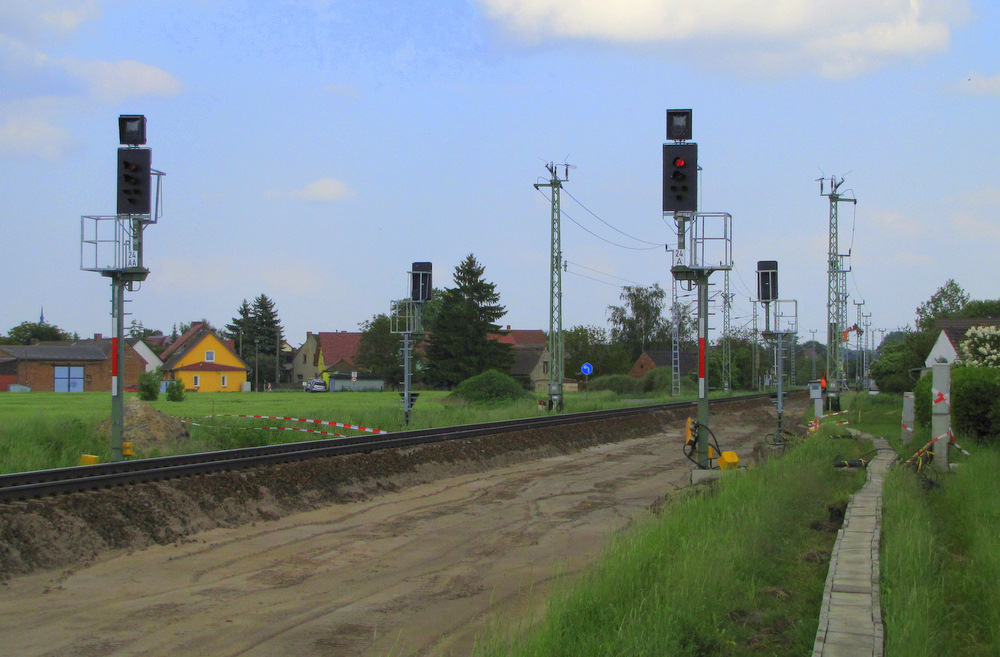  Esig BLN  - so muss es immer im Ebula gestanden haben. Seit dem 3. Mai ist das nicht mehr so. Ab diesem Datum wurde n�mnlich die Strecke L�bbenau/Spreewald - K�nigs Wsterhauen f�r 11 Monate gesperrt. Grund daf�r: Erh�hung der Geschwindigkeit auf 160 Km/h. 25.05.2010