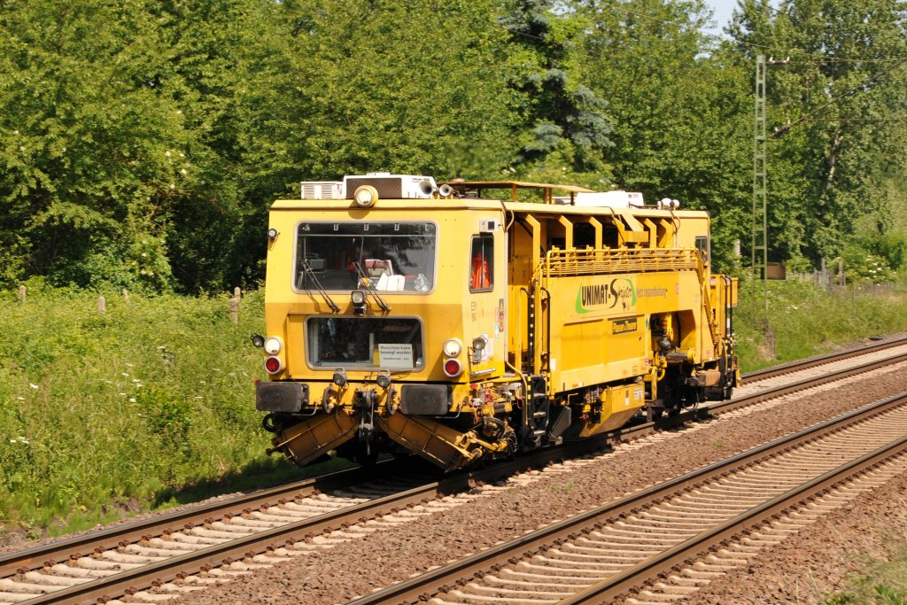 ESM 864 der DB Netzinstandhaltung rollt rheinabwrts in Richtung Koblenz. Aufgenommen am 03/06/2011 bei Unkel.