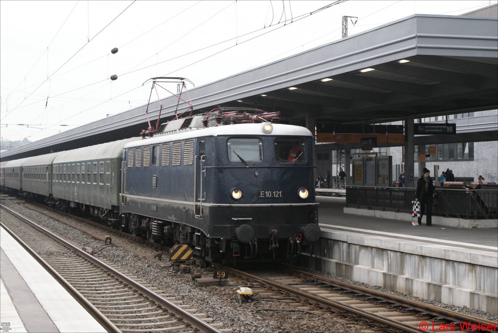 Essen Hbf, 8.5.´10: Eine berraschung auf dem Weg nach Rat.-Lintorf: In Essen fuhr gerade ein Sonderzug ein, der eigentlich als Dampflokzug deklariert war. Deswegen staunten wir nicht schlecht, als dann die E10-121 ihren Halt in Essen versah.