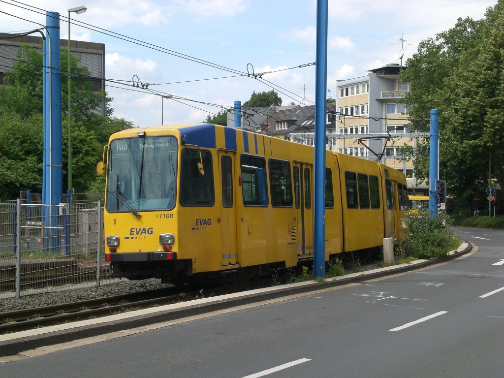 Essen: Straenbahnlinie 103 nach Dellwig Wertstrae an der Haltestelle Ostviertel Hollestrae.(3.7.2012)
 
