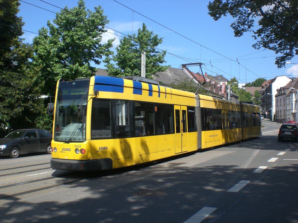 Essen: Straenbahnlinie 105 nach Frintrop Unterstrae an der Haltestelle Berghausen Oststrae.(3.7.2012)
 
