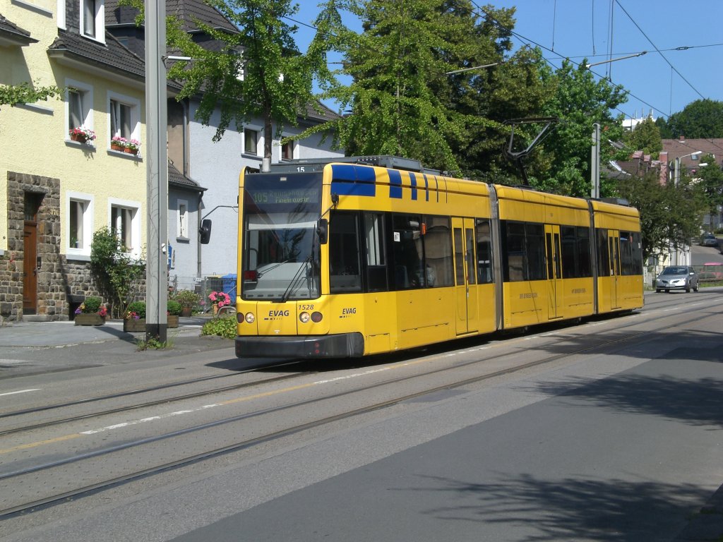 Essen: Straenbahnlinie 105 nach Rellinghausen Finefraustrae an der Haltestelle Berghausen Oststrae.(3.7.2012)
 
