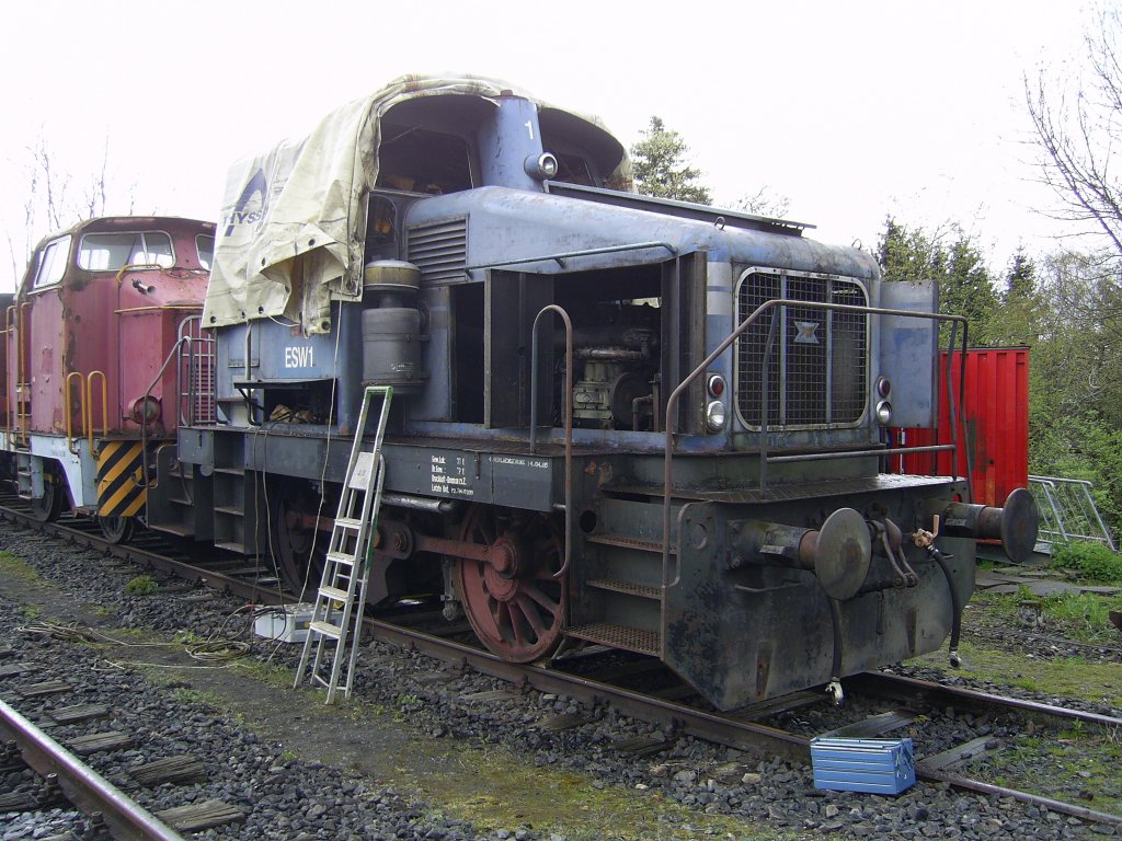 ESW 1 der Eisenbahnfreunde Grenzland wurde flott gemacht und nach langer Zeit mal wieder angeworfen, mit der roten Henschel im Hintergrung stehen 2 relativ technisch einwandfrie Loks zur Verfgung (24.04.12)
