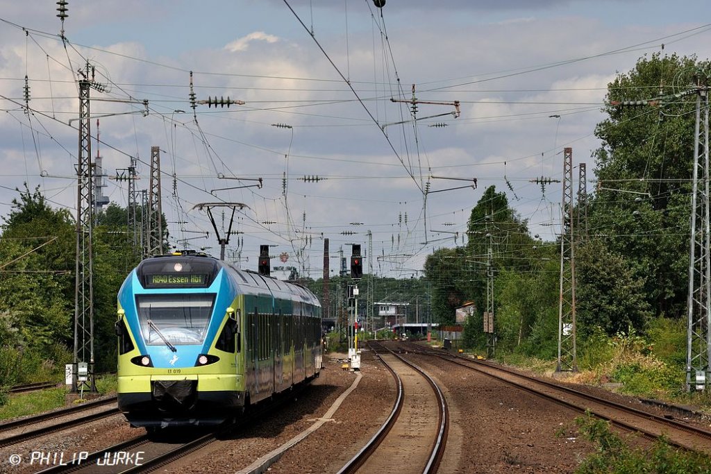 ET 019 der Wfb fuhr am 24.07.2010 fr Abellio die RB40 nach Essen (hier durch den Bahnhof Bo.-Ehrenfeld)