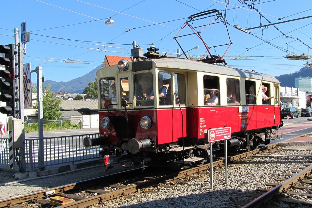 ET 1 der SLB anllich zur Feier   125 Jahre SLB   fhrt hier gerade im Bahnhof Salzburg-Itzling ein.  4.Okt.2011