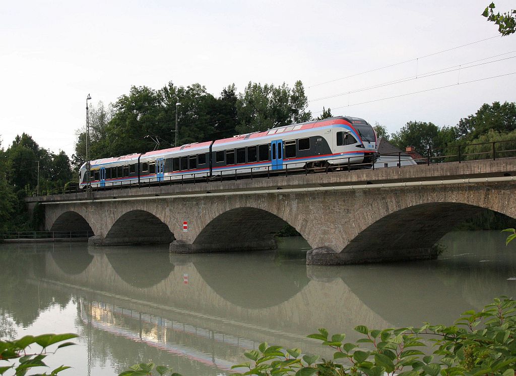 ET 131 der BLB berquert am Abend des 4.August 2010 den Grenzfluss Saalach. 