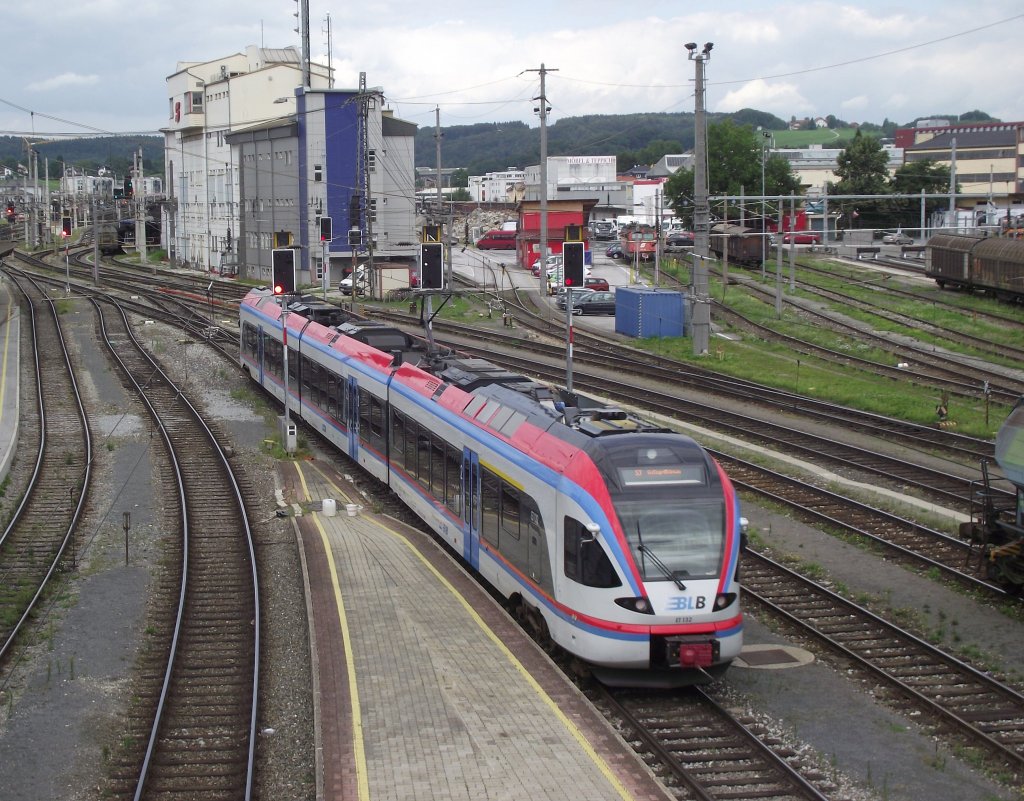 ET 132 der BLB verl�sst am 10. August 2011 als S3 nach Golling-Abtenau den Salzburger Hbf.
