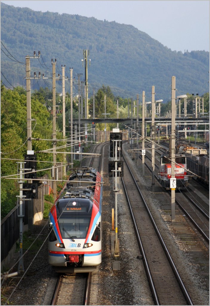 ET 134 der BLB ist am Abend des 5. August 2011 als S3 in Salzburg-Gnigl in Fahrt.
