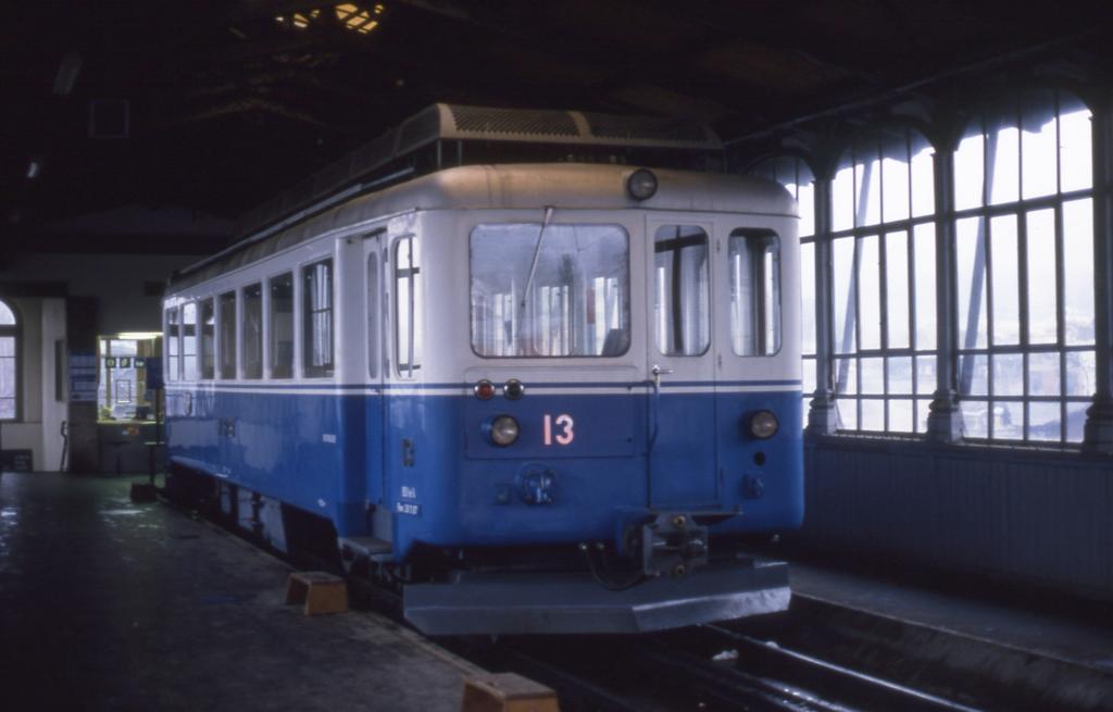 ET 14 der Arth Rigi Bahn wartet am Morgen des 27.3.1990 auf die ersten 
Fahrgste im oberen Bahnhof der ARB.