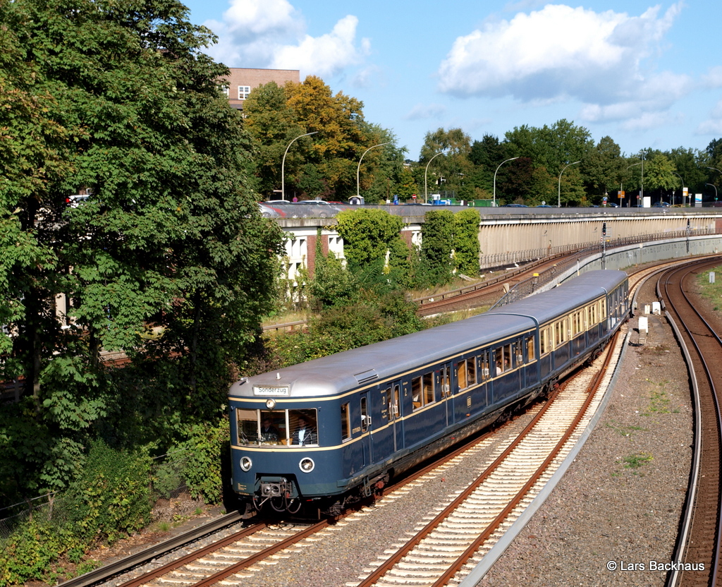 ET 171 082 der Historischen S-Bahn Hamburg durfte am 30.09.12 auf gro�e Hamburg Rundfahrt gehen. Hier ist der Zug bei der Einfahrt am Berliner Tor zusehen.