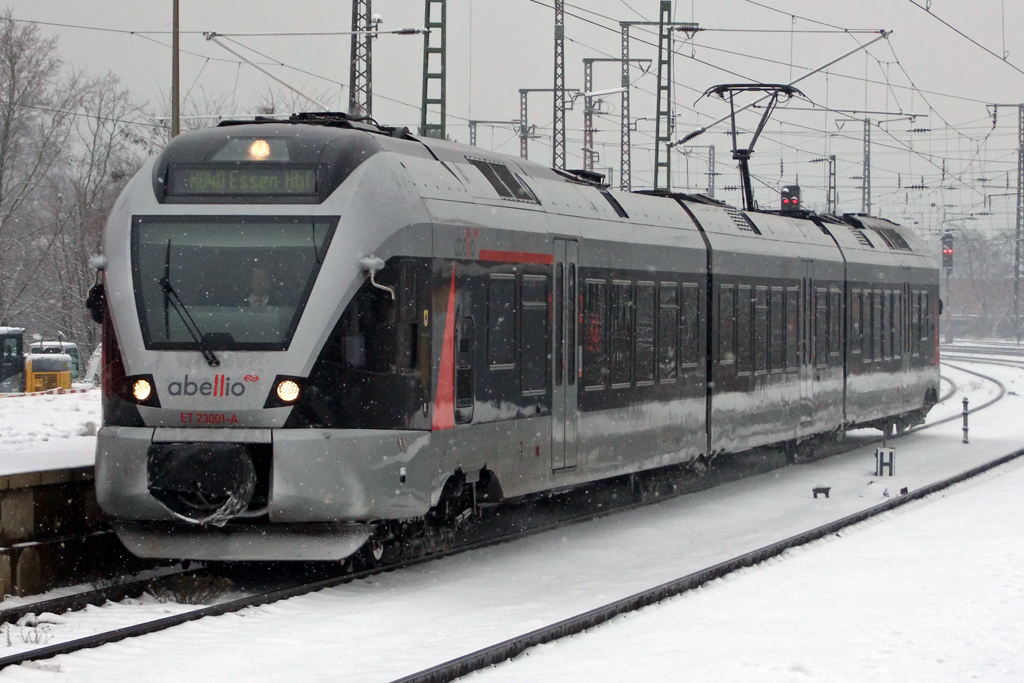ET 23001-A bei der Einfahrt in Witten Hbf. 8.12.2010