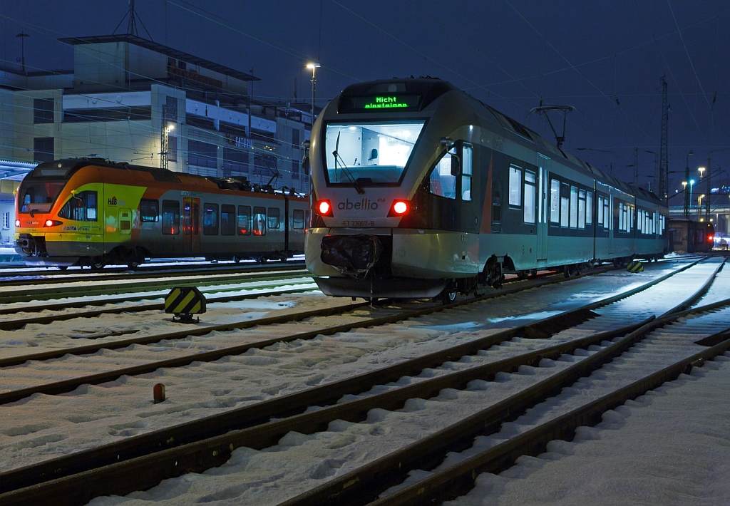 ET 23007 (3-teiliger Stadler Flirt) der Abellio Rail NRW ist am 08.02.2013 (0:05 Uhr) beim Hbf Siegen abgestellt, dahinter ein 5-teiliger Flirt 429 544 / 044 der HLB (Hessischen Landesbahn).