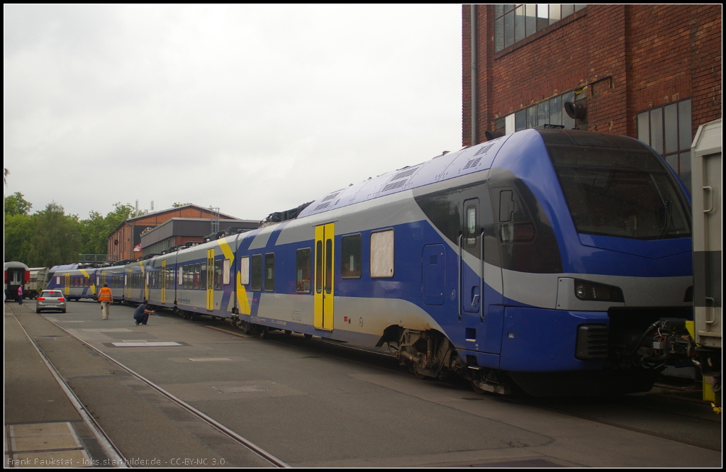 ET 301 / 1430 001 fr die Bayrische Oberlandbahn. Ab Dezember 2013 sollen die Triebzge vom Typ Stadler FLIRT3 unter dem Namen MERIDIAN auf den Strecken Mnchen – Rosenheim – Salzburg/Kufstein und Mnchen – Holzkirchen - Rosenheim fahren. Es wurden 28 Stck 6-teilige Tz mit 333 Sitzpltzen und 7 Stck 3-teilige Tz mit 158 Sitzpltzen bestellt. Bei Bedarf sollen sogar Mehrfachtraktionen mit einer Zuglnge bis 321 Meter gefahren werden, was einem Sitzplatzangebot von 999 Sitzen entspricht. Am 07.08.2013 kam der ET vom Eisenbahnversuchsring Velim zurck nach Stadler Berlin-Reinickendorf (NVR-Nummer 94 80 1430 001-6 D-BOBY, Gewerbegebiet ffentlich zugnglich)