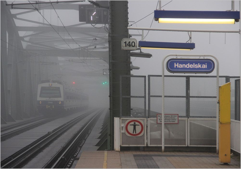 ET 4020 beim Befahren der Donaubr�cke, am nebligen Morgen des 21. Oktober 2012.