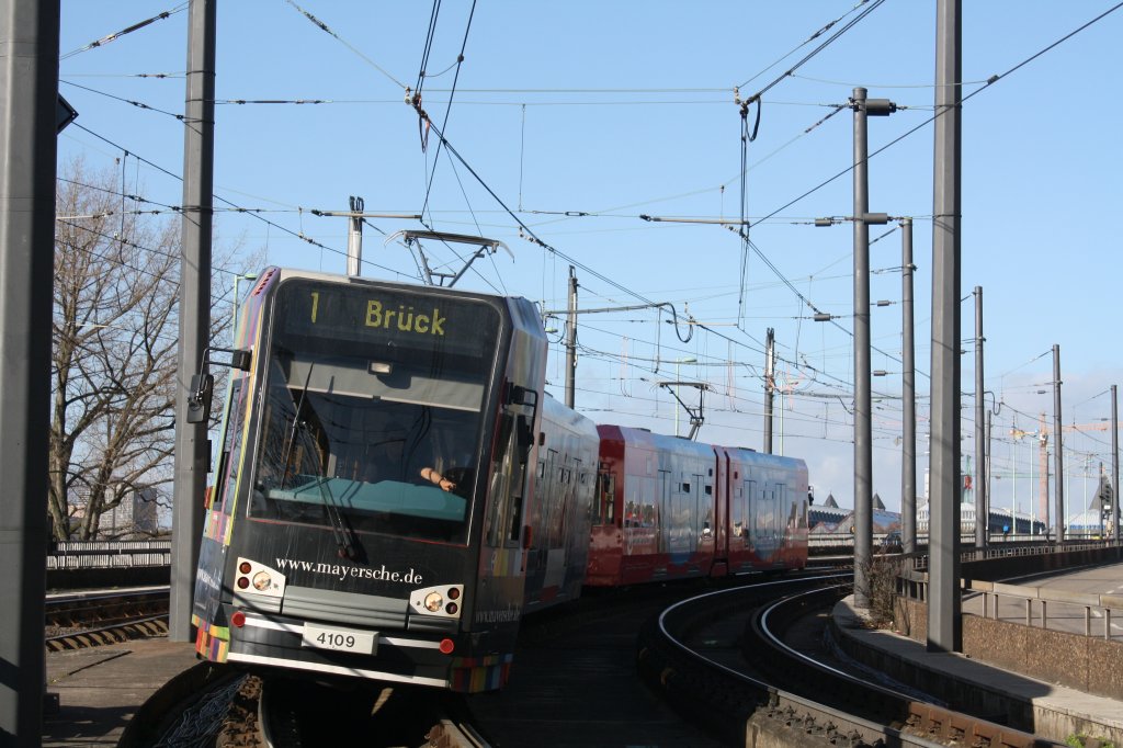 ET 4109 legt sich auf der SL 1 Richtung Kln Brck in Kln Deutz in die Kurve.