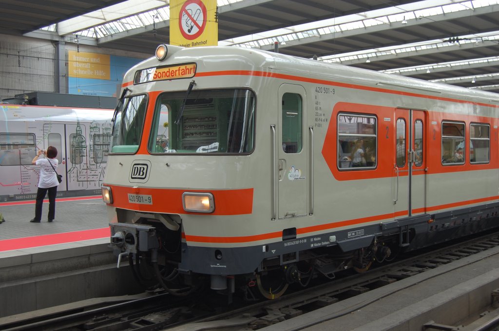 ET 420 001 am 2. Juni 2012 im Mnchner Hauptbahnhof zum Jubilum 40 Jahre S-Bahn Mnchen