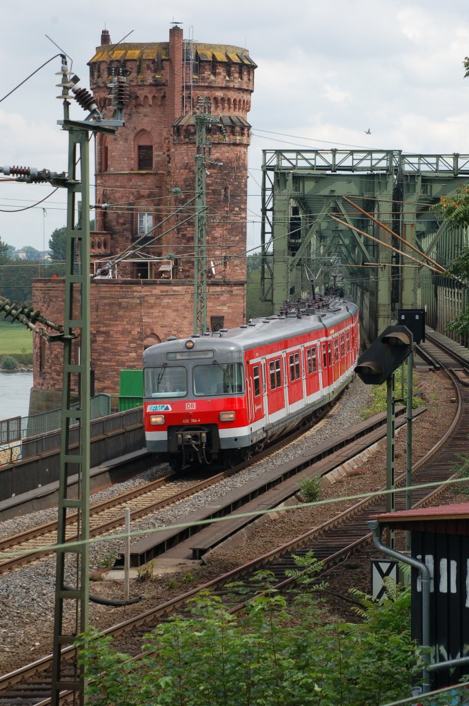 ET 420 786-6, Rhein-Main-Verkehrsverbund - S 8 von Offenbach nach Wiesbaden ber Mainz beim Verlassen der Sdbrcke Mainz, links der Brcke das alte Westportal