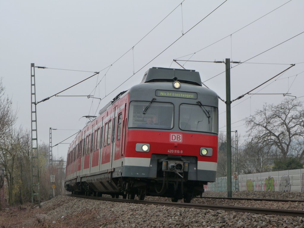ET 420 916 sowie die weitere Maschine 420 400, beide angehrig der S-Bahn Stuttgart & beides Re-Designte 420  420 Plus  fahren am Nachmittag des 05.04.13 als Leerfahrt auf dem S-Bahn Gleis aus Stuttgart, Richtung Plochingen. Eingefangen zwischen Oberesslingen und Esslingen - Zell! Gre an den TF!