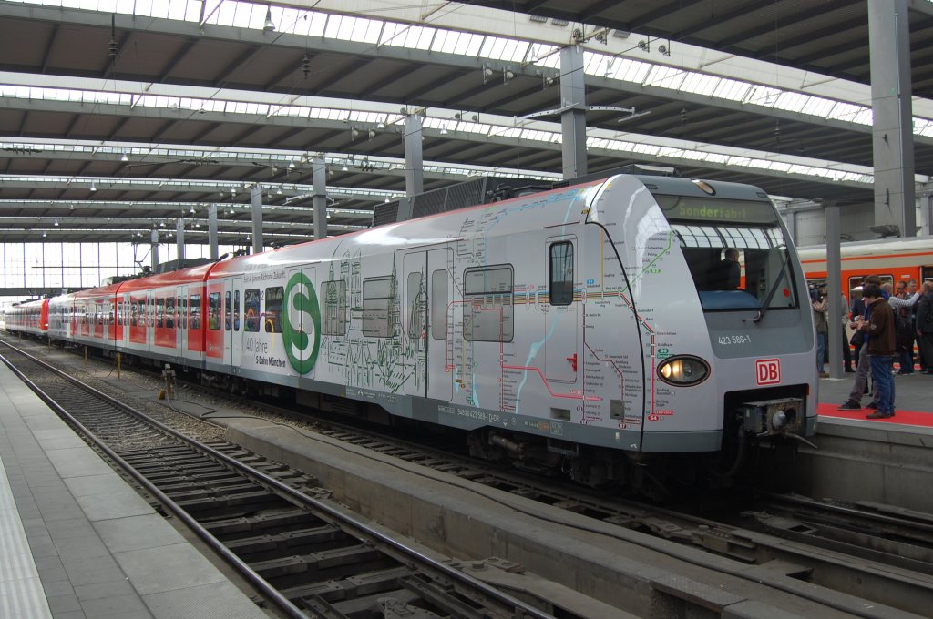 ET 423 589-1 am 2. Juni 2012 im M�nchner Hauptbahnhof zum Jubil�um 40 Jahre S-Bahn M�nchen