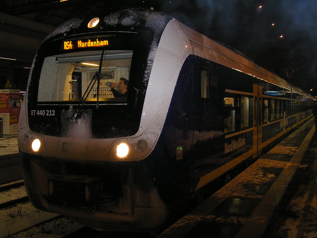 ET 440 212 der Nordwestbahn in Bremen Hbf wartet auf Abfahrt nach Nordenham (13.12.2010)