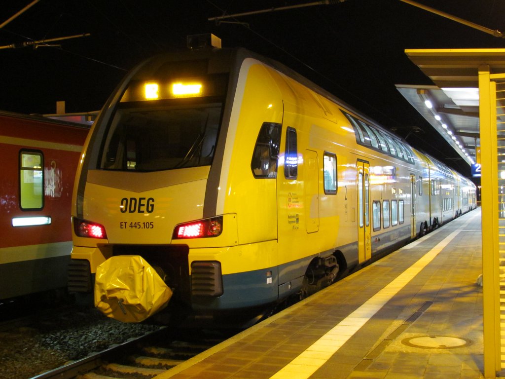 ET 445 105 am 28.03.2013 im Bahnhof von Schwerin HBF