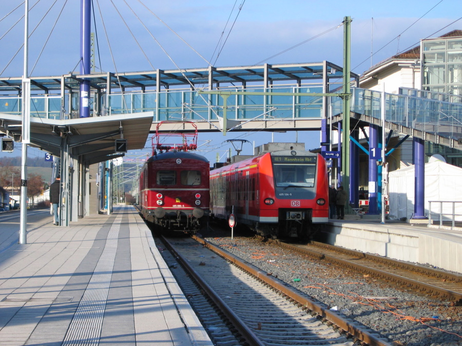 ET 465 neben ET 425 in Sinsheim Hbf. am 13.9.2009
Eroeffnung der S-Bahn Rhein-Neckar Linie S5