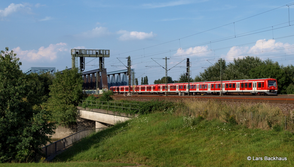 ET 474 in DT passiert am 17.08.12 als S31 nach Harburg-Rathaus die Sderelbbrcken.