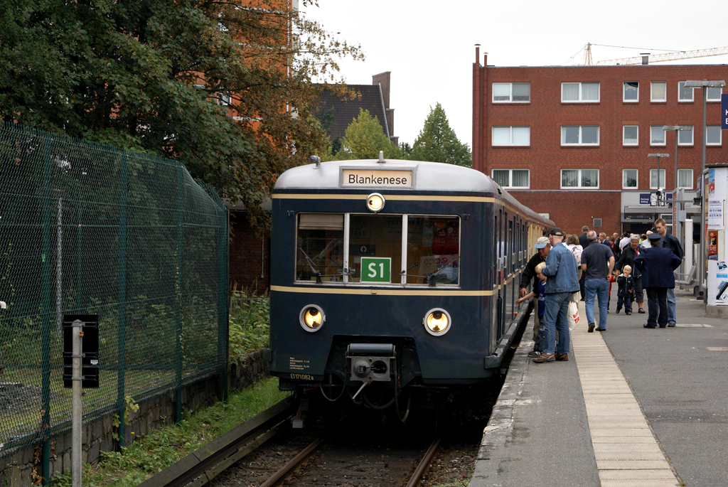ET 481 082 am 12.09.2010 als S1 nach Blankenese in Wedel.