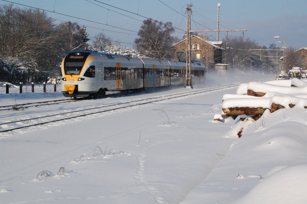 ET 5.03 der Eurobahn durchfhrt am 29.11.2010 als ERB 90099 von Mnster nach Warburg den Bbf Buke.